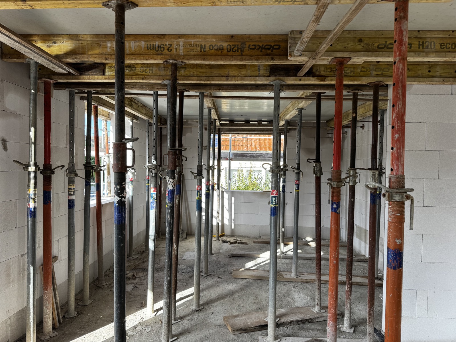 Schalung und Stützen vor dem Betonieren der Decke über dem Erdgeschoss.