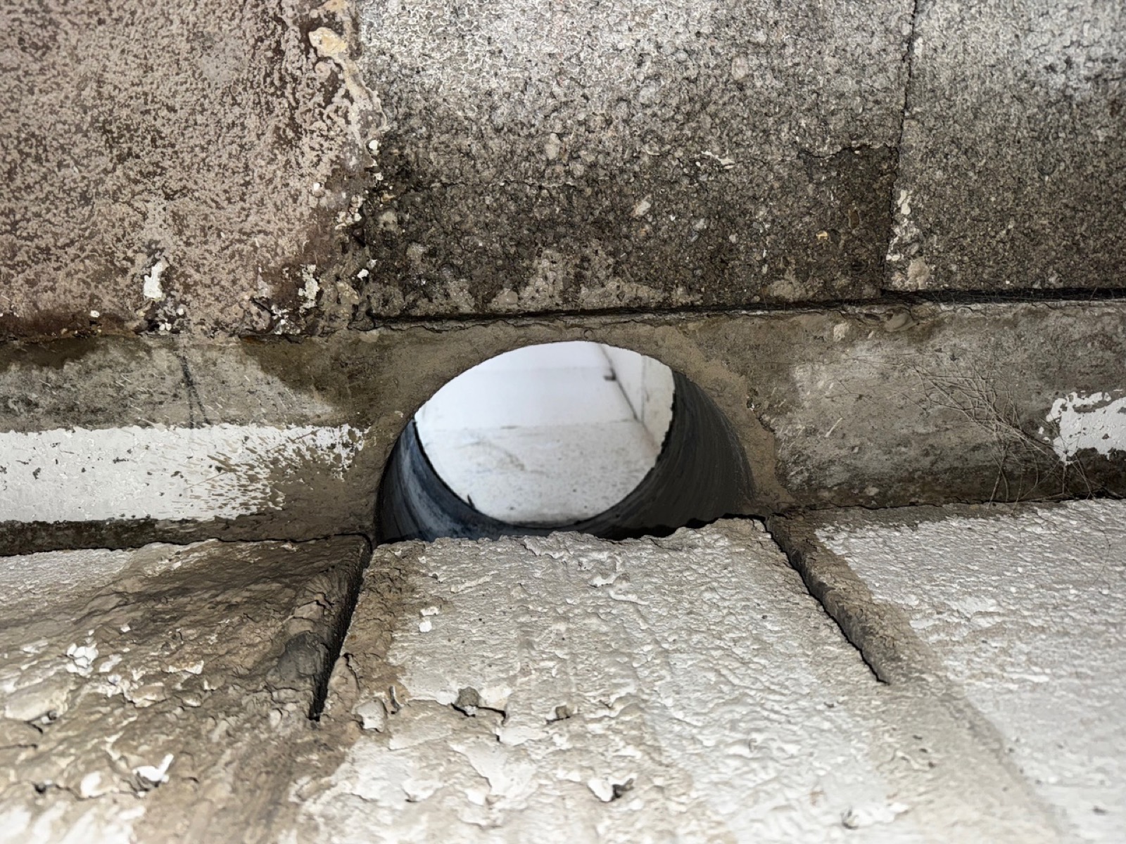Die Kernbohrung in der Kellerdecke verläuft durch den Stahlträger der Hohlsteindecke.