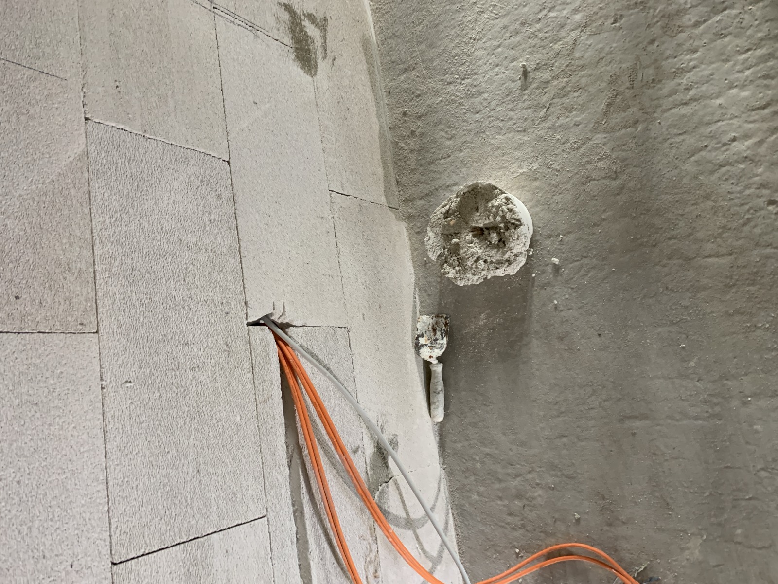 Lüftungs- und Installationsmaterial auf der Baustelle.