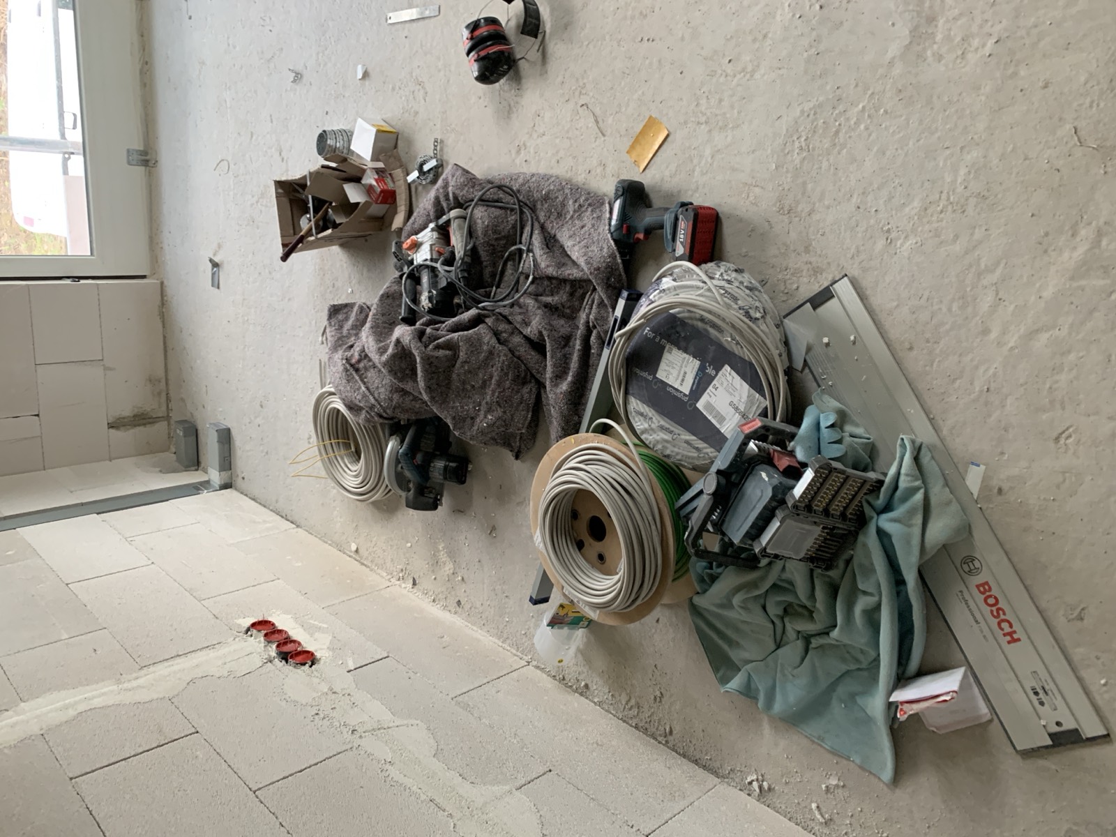 Räumung und Reinigung vor Anrücken des Putzgewerks.