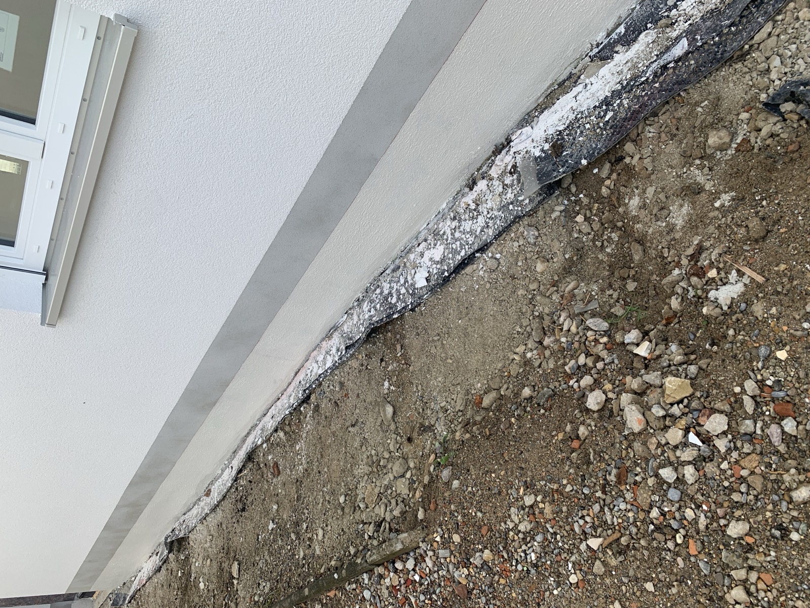 Festlegung von Sockelhöhe und Geländeverlauf am Gebäude.