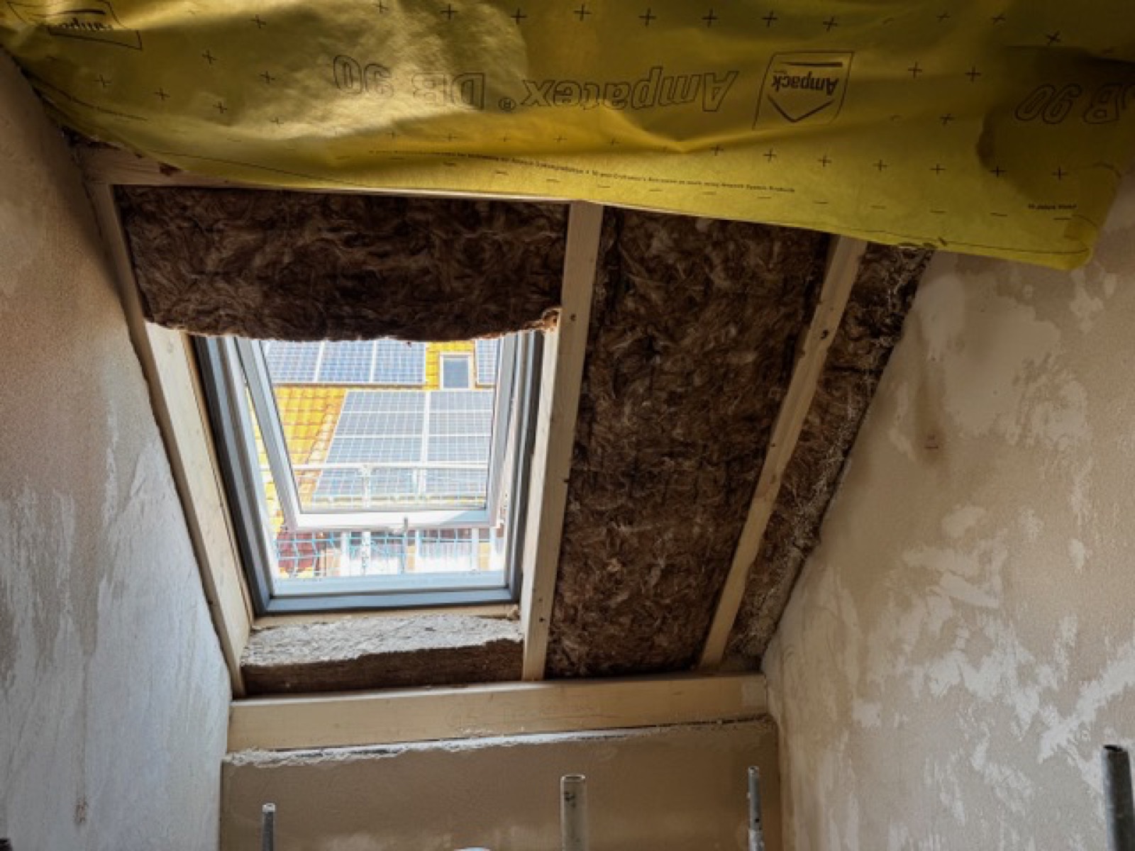 Fehlende Folie im Treppenhaus-Fensterbereich.