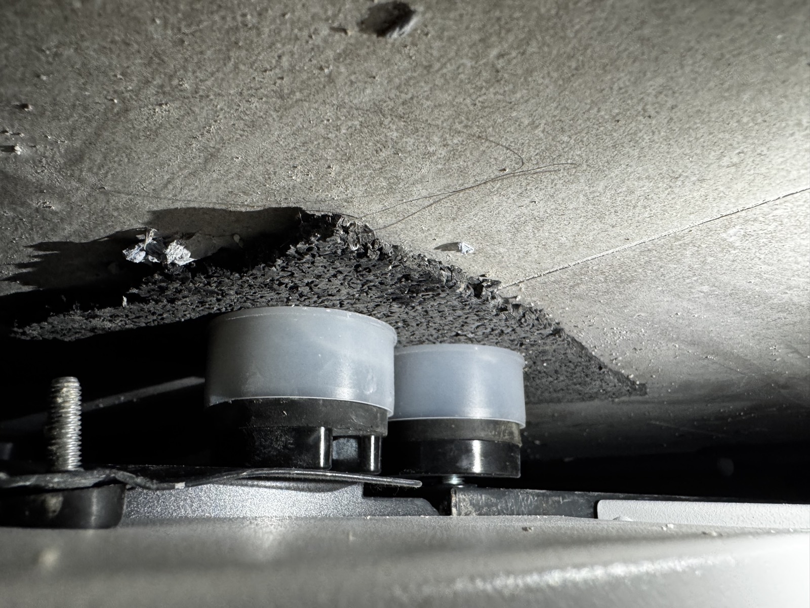 Schwingungsentkopplung unter der Wärmepumpe: Matte und zusätzlich eingebaute Vibrationslager.