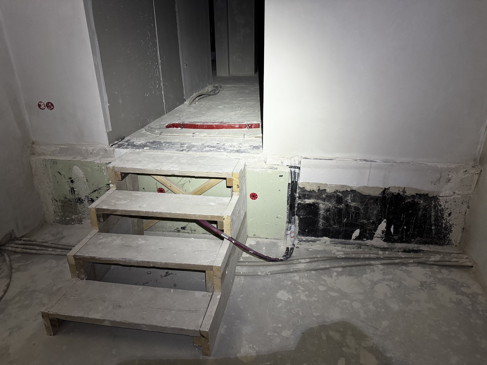 Wandbereich im Treppenhaus, der mehrfach nachgearbeitet werden musste, bis der Putz passte.