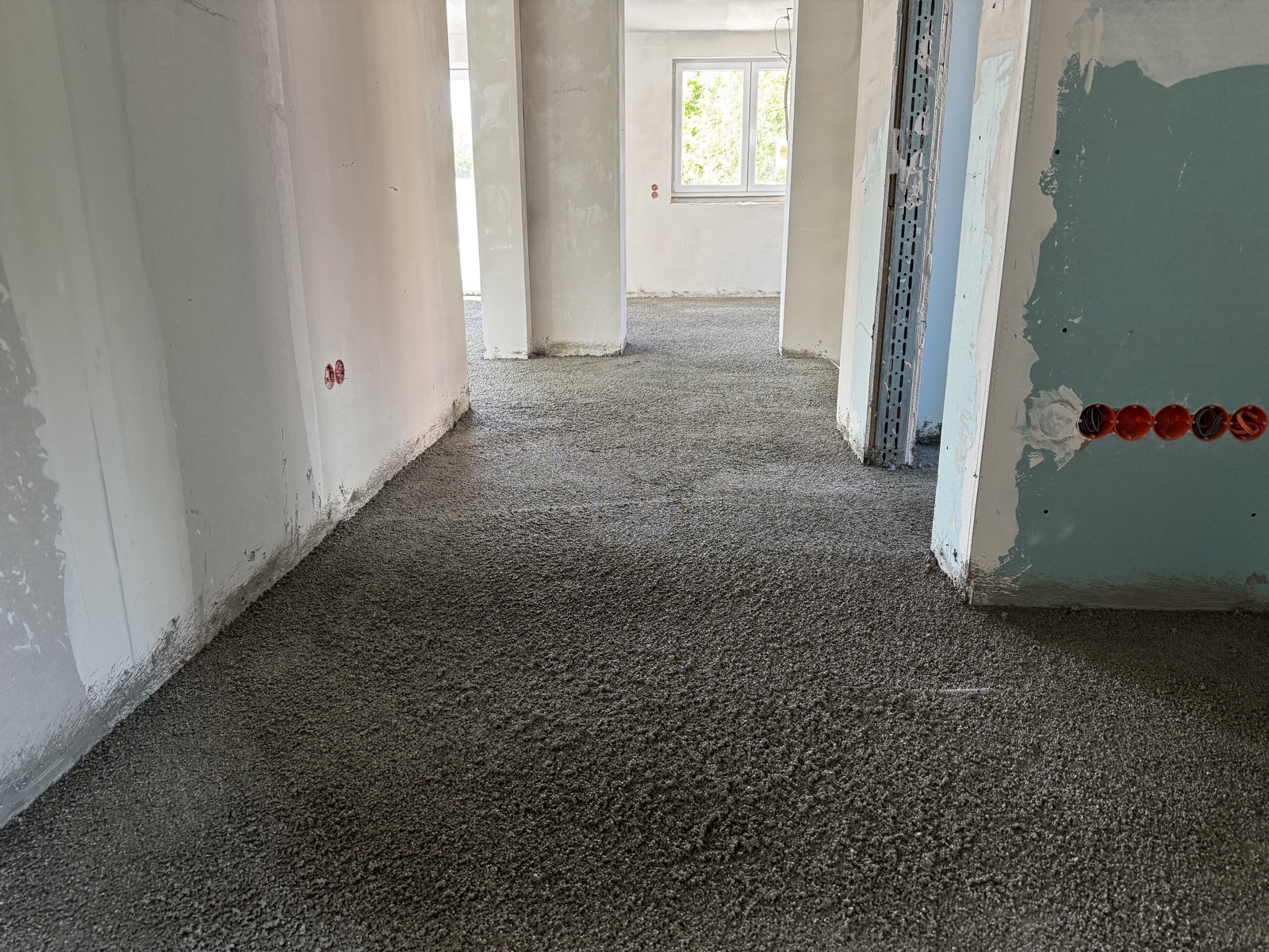 Eingebrachte Ausgleichsschüttung auf den Geschossflächen vor dem Estrich.