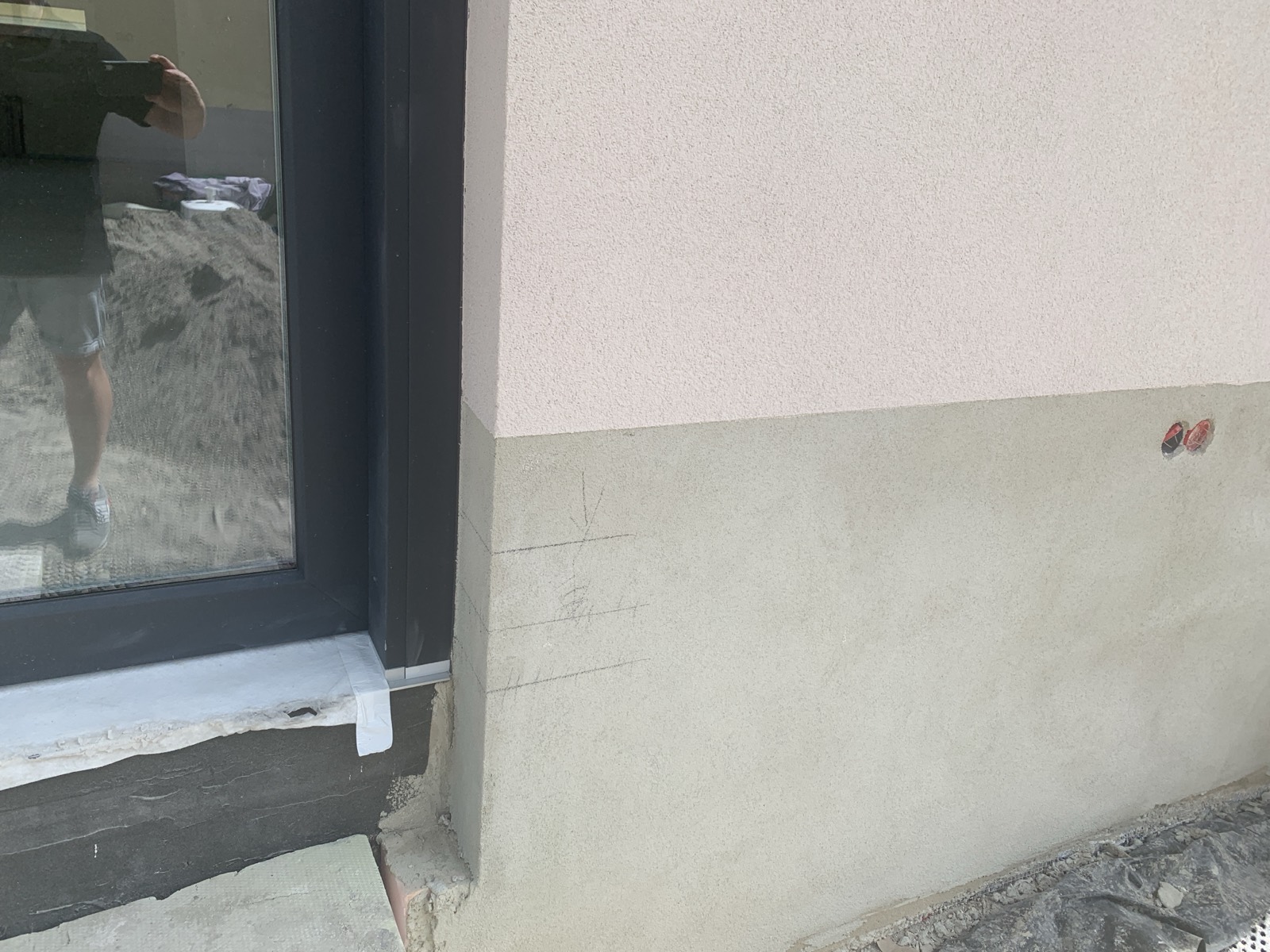 Sockelabdichtung: Dichtschlämme bis etwa 5 cm über den späteren Belag.