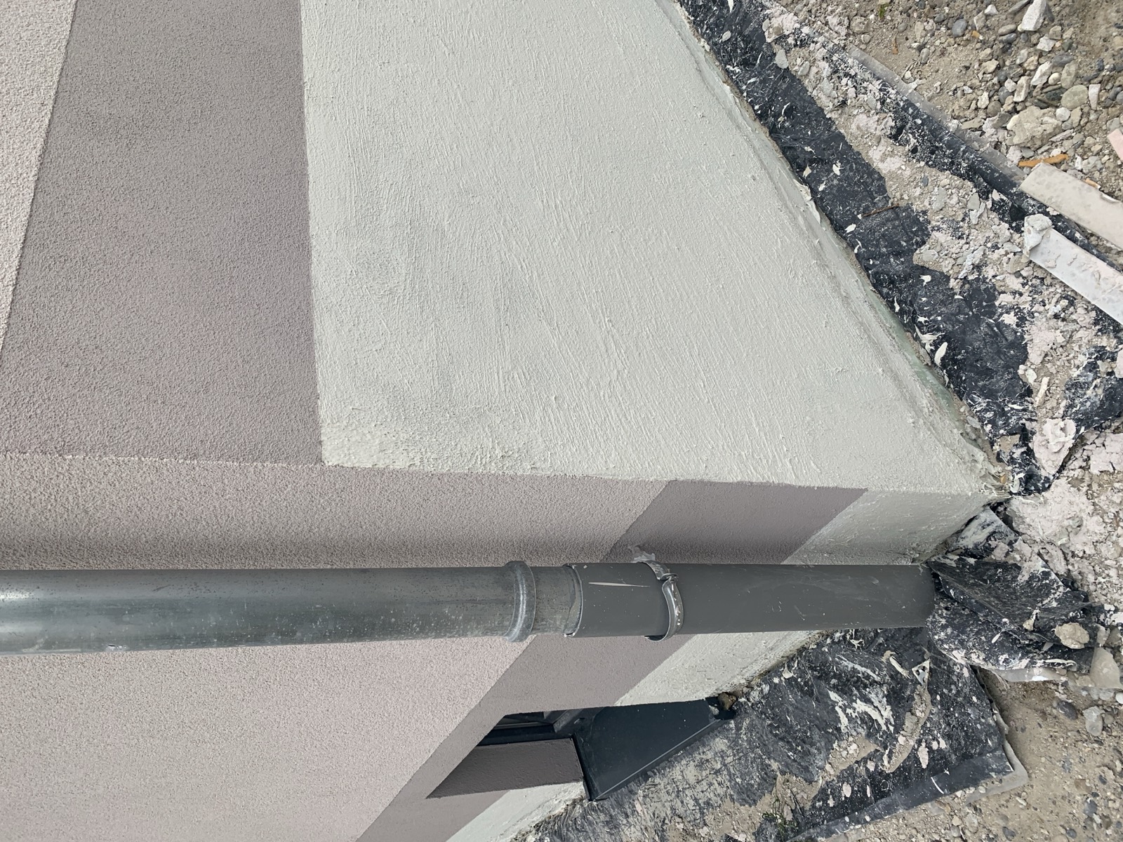 Die fertige, verputzte Fassade mit Sockelband.