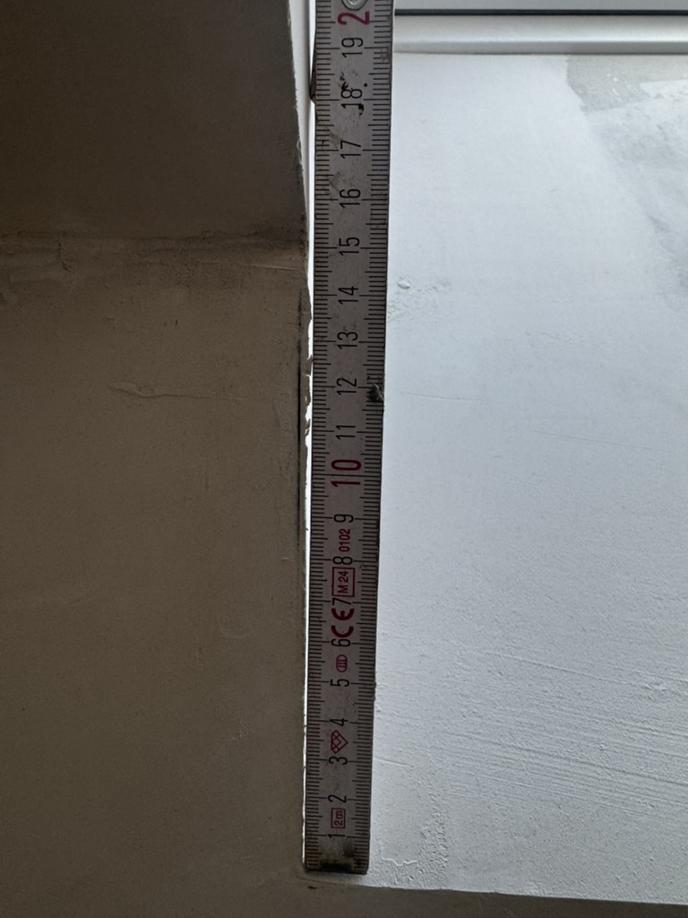 Auch an der zweiten Seite nachgemessen: bis zu 2 cm Abweichung in der Senkrechten.