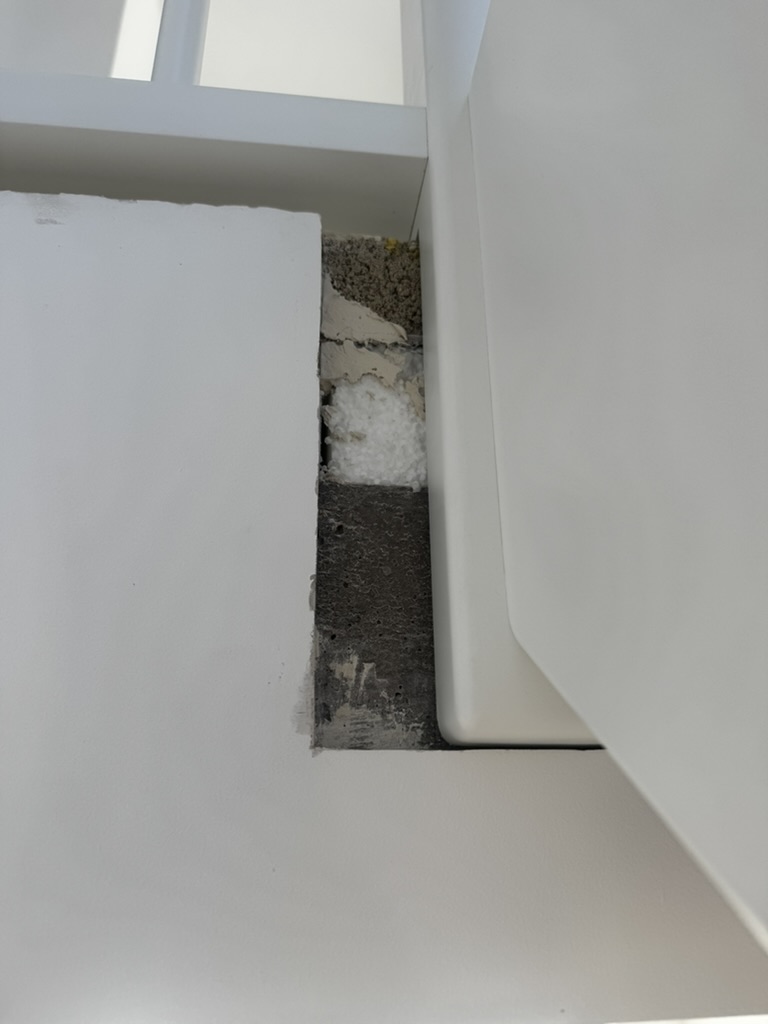 An der Treppe musste der zu früh angebrachte Rigips weggeschnitten werden — die großflächige Reparatur steht noch aus.