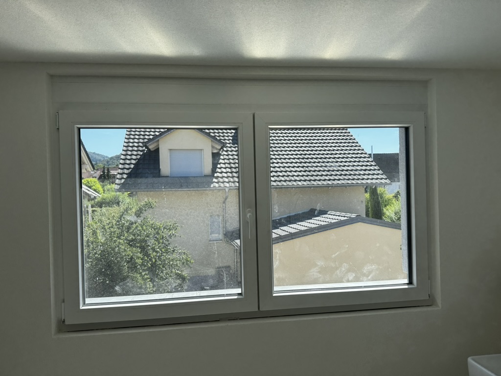Das Badfenster im OG: Der Sturz über dem Fenster wurde nicht verkleidet — die obere Laibung blieb unfertig.