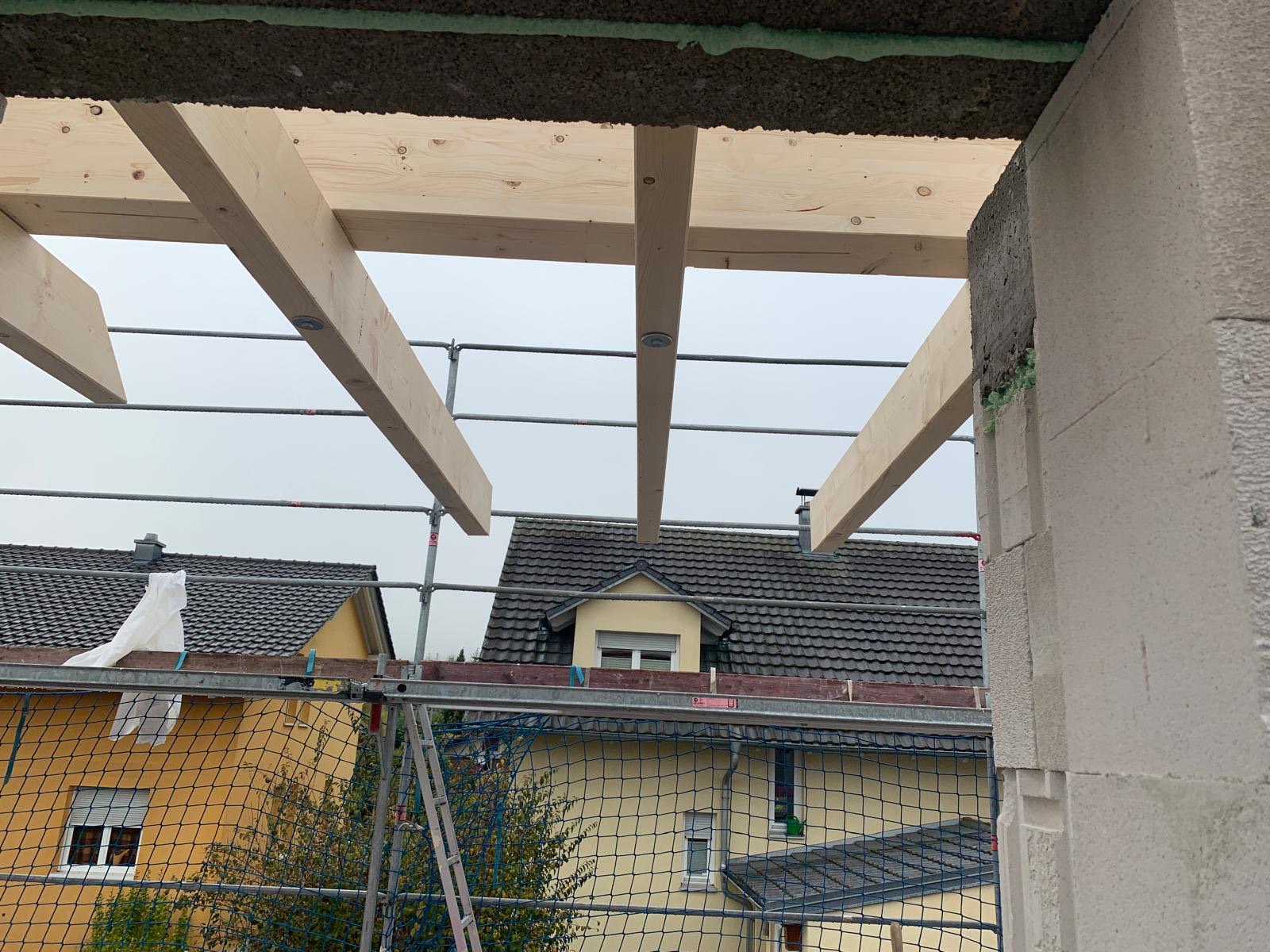Der Dachstuhl steht — das Richtfest kann geplant werden.